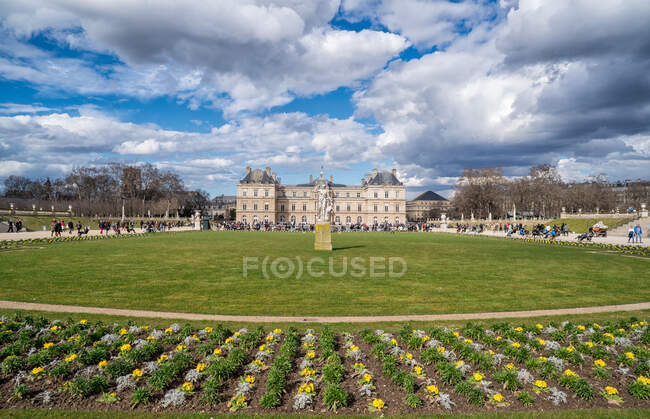 PARIS, FRANÇA - MARÇO 13, 2108: Jardim em Paris, França — Fotografia de Stock