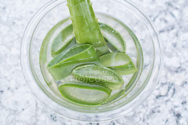 Pedaços de Aloe Vera verde fresco com carne branca em taça de vidro — Fotografia de Stock