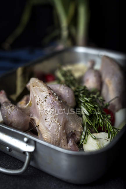 Poulet entier cru prêt à rôtir sur plaque de cuisson avec des ingrédients — Photo de stock