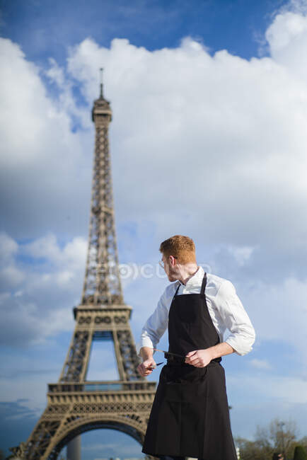 Rothaarige Köchin mit Uniform in Paris — Stockfoto