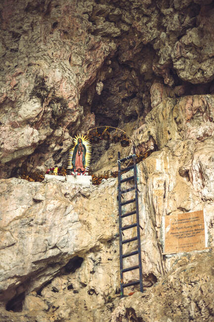 Small ladder leading to shrine dedicated to Lady of Guadalupe and located on rocky cliff of Sumidero Canyon in Chiapas, Mexico — Stock Photo