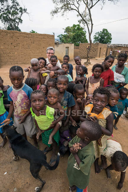ANGOLA - AFRIQUE - 5 AVRIL 2018 - Groupe d'enfants africains pauvres dans les villages — Photo de stock
