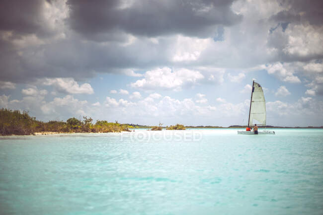 Gruppo di persone a vela piccola barca mentre riposano nei Caraibi messicani in giornata nuvolosa — Foto stock