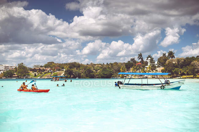 Menschen auf Booten, während sie sich auf einem Resort an der herrlichen karibischen Küste ausruhen — Stockfoto