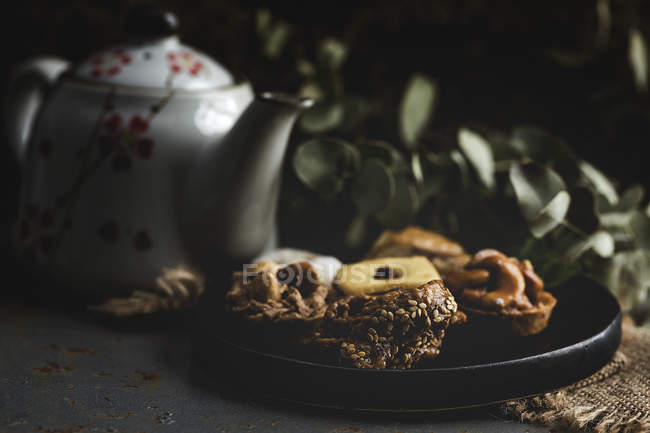Типичные марокканские сладости с медом и миндалем на блюде — стоковое фото