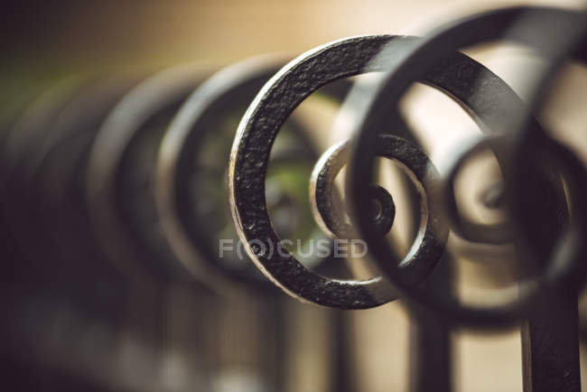Primer plano de la cerca ornamental de hierro negro - foto de stock