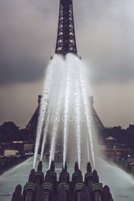 Fontes de Trocadero Jardins no fundo da Torre Eiffel, Paris, França — Fotografia de Stock