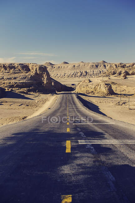 Taklamakan carretera del desierto, China - foto de stock
