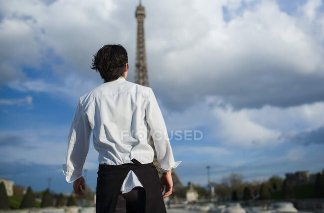 Chef japonés con uniforme en París - foto de stock