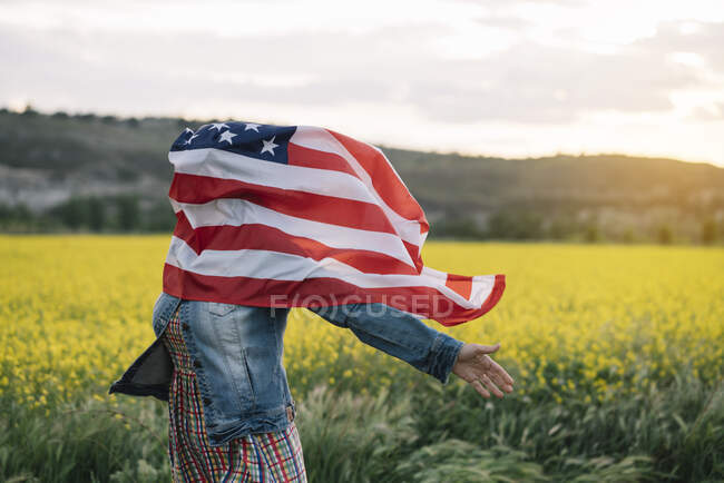 Senhora em saia colorida ficar em campo com flores amarelas no Dia da Independência — Fotografia de Stock