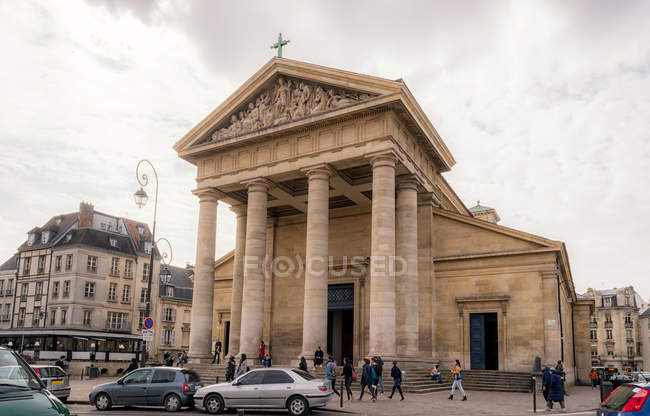 SAINT GERMAIN, FRANCE - MARCH 25, 2018: facade of Eglise church and tourists — Stock Photo