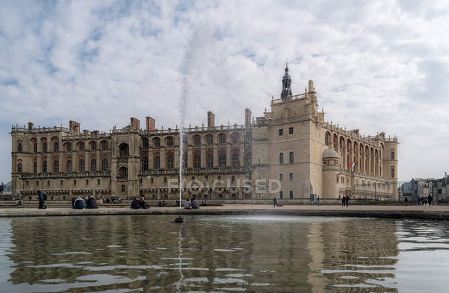 ALEMANHA SAINT, FRANÇA - 25 DE MARÇO DE 2018: fachada do Chateau De Saint Germain e fonte — Fotografia de Stock