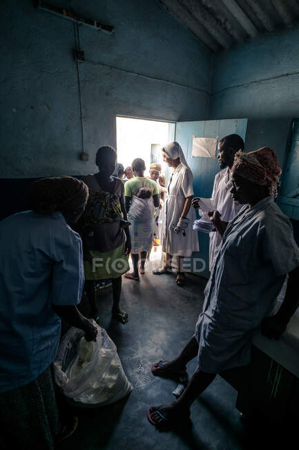 ANGOLA - AFRIKA - 5. April 2018 - Afrikanische Frauen mit Kindern verlassen das Krankenhaus. — Stockfoto