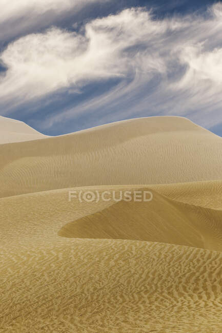 Dunas en el desierto - foto de stock