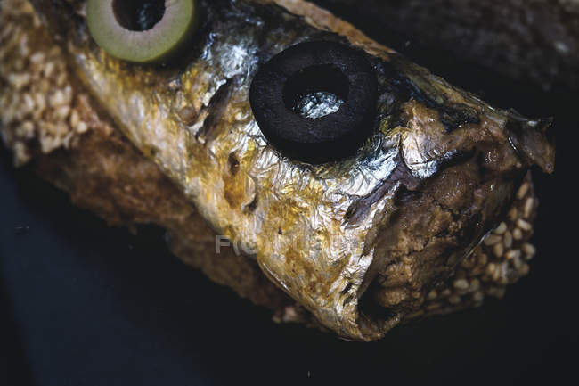Nahaufnahme von Brot mit Fischkonserven und Oliven — Stockfoto