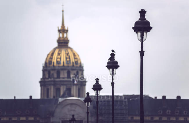 Histórico Les Invalides con cúpula dorada, París, Francia - foto de stock
