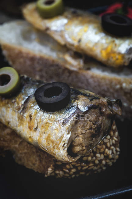 Close-up de pão com peixe enlatado e azeitonas — Fotografia de Stock