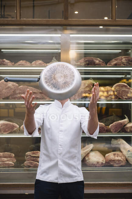 Chef cozinheiro em óculos e vestido branco vomitando frigideira trabalhando no restaurante. — Fotografia de Stock