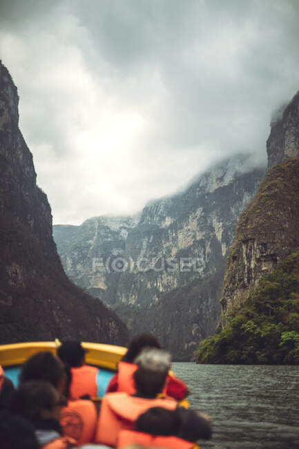 Группа анонимных туристов, плавающих на лодке в великолепном каньоне Сумидеро в Чьяпасе, Мексика — стоковое фото