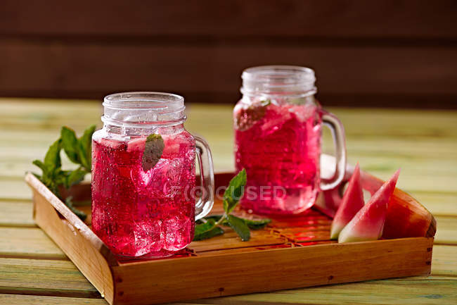 Limonata di anguria in tazze di vetro su vassoio di legno — Foto stock