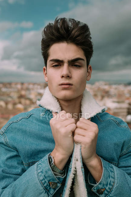 Портрет молодого подростка в стильной джинсовой куртке на фоне города — стоковое фото