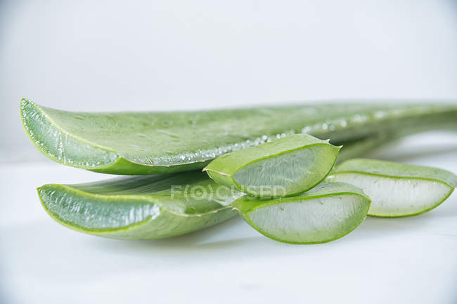 Morceaux d'Aloe Vera vert frais sur fond blanc — Photo de stock