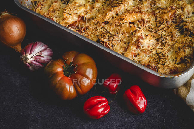 Печеные макароны с сыром и чоризо на сковороде — стоковое фото