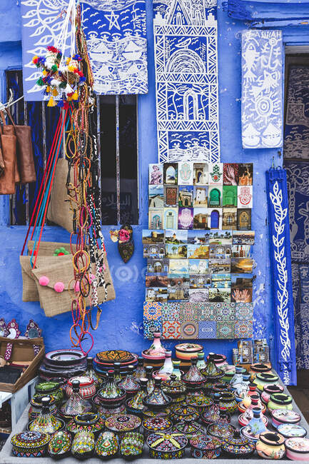 Arquitetura típica árabe em Asilah. Ruas, portas, janelas, lojas.Marrocos — Fotografia de Stock