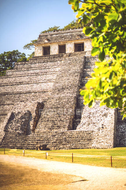 Вид на удивительные пирамиды майя, расположенные в городе Паленке в штате Чьяпас, Мексика — стоковое фото