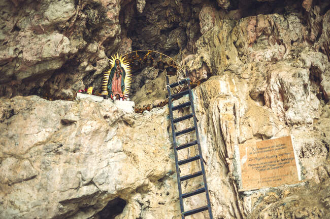 Маленька драбина, що веде до святині, присвяченої пані Гваделупській, і розташована на скелястій скелі каньйону Сумідеро в Чіапасі (Мексика). — стокове фото