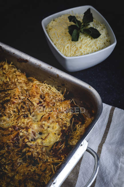 Печеные макароны с сыром и чоризо на сковороде — стоковое фото