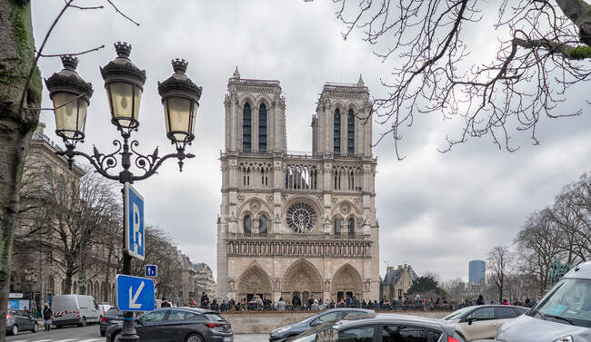 PARIS, FRANCE - MARCH 13, 2108: Пантеон і Люксембург Сад в Парижі, Франція — стокове фото