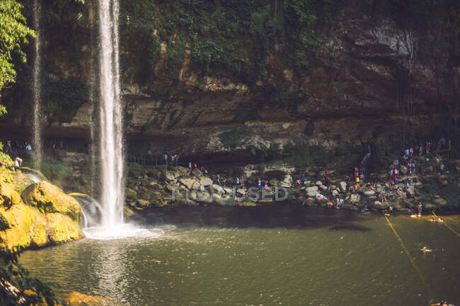 Atemberaubender Blick auf dünne Wassermassen, die im majestätischen mexikanischen Dschungel von einer Klippe fallen — Stockfoto