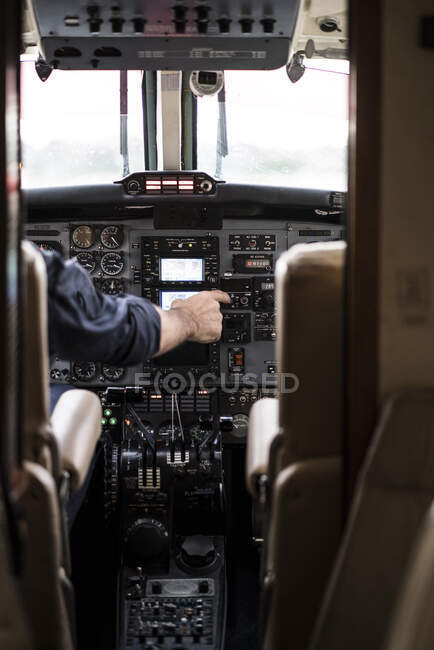 Невідомий чоловік у літаку для пілотування гарнітури?один, сидячи в кабіні сучасних літаків — стокове фото