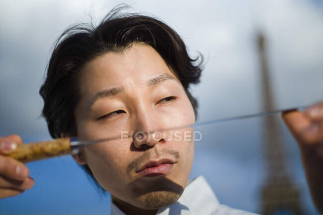Japanese chef with knives in Paris — Stock Photo