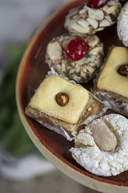 Close-up of Typical Moroccan sweets with honey and almonds on platter — Stock Photo