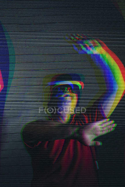 Hombre probando gafas VR sobre fondo oscuro - foto de stock