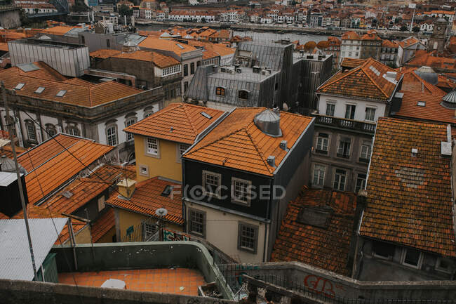 Беспилотный вид на черепичные крыши старых домов в удивительном старинном городе — стоковое фото