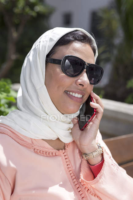 Gros plan de la femme marocaine avec hijab parlant au téléphone — Photo de stock