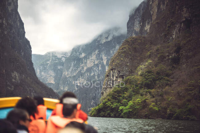 Группа анонимных туристов, плавающих на лодке в великолепном каньоне Сумидеро в Чьяпасе, Мексика — стоковое фото