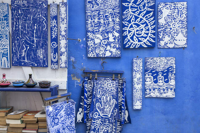 Típica arquitectura árabe en Asilah. Calles, puertas, ventanas, tiendas.Marruecos - foto de stock