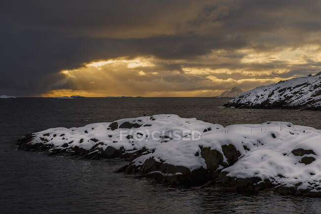 Pôr do sol nublado na costa do lofoten — Fotografia de Stock