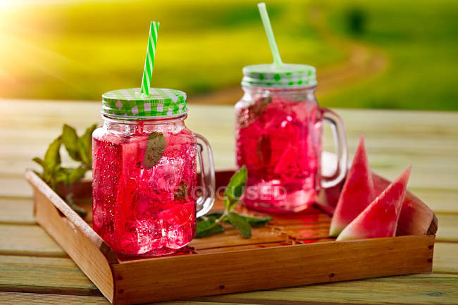 Wassermelonen-Limonade in Glasbechern auf Holztablett — Stockfoto