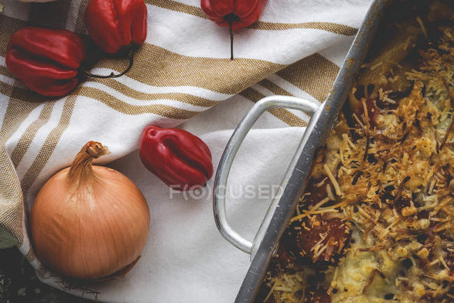 Baked macaroni with cheese and chorizo in baking pan with raw ingredients — Stock Photo