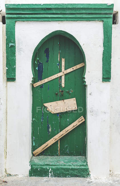 Типова арабічна архітектура в Асілі. Вулиці, двері, вікна, крамниці. Марокко — стокове фото