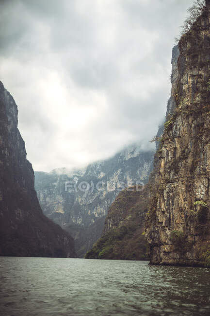 Picturesque view of calm river flowing in Sumidero Canyon in Chiapas, Mexico — Stock Photo