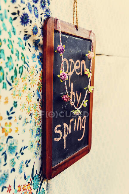 Ouvert par signe de printemps — Photo de stock