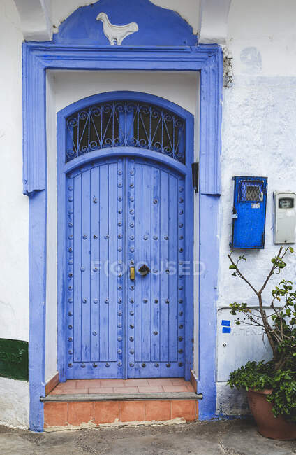 Typical arabic architecture in Asilah. Streets, doors, windows, shops.Morocco — Stock Photo