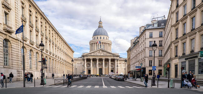 PARIS, FRANCE - MARCH 13, 2108: Pantheon and Luxemburg Garden in Paris, France — Stock Photo