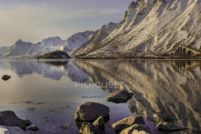 Reflejo en el lago, lofoten-norway - foto de stock
